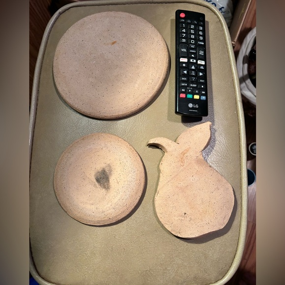 3 RUSTIC PRIMITIVE SPECKLED PLATES , & Spoon Rest.Contemporary Handmade. - Picture 6 of 6